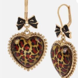 🐆 Betsey Johnson stunning leopard heart earrings 🐆